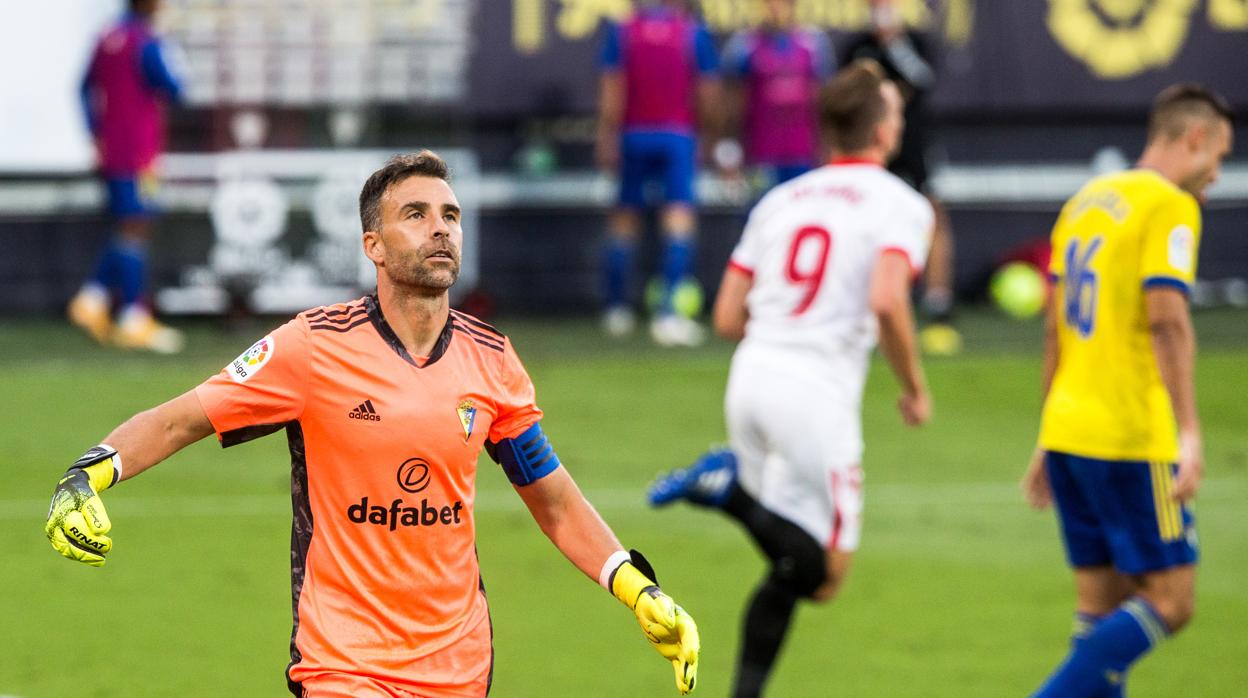 Alberto Cifuentes ante el Sevilla.