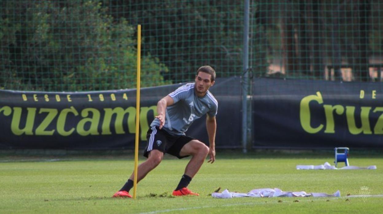 Jovanovic, en un entrenamiento con el Cádiz CF en El Rosal.