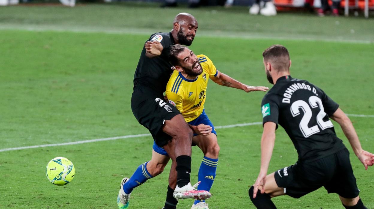 Foulquier arrolla a Perea en el Cádiz CF-Granada.