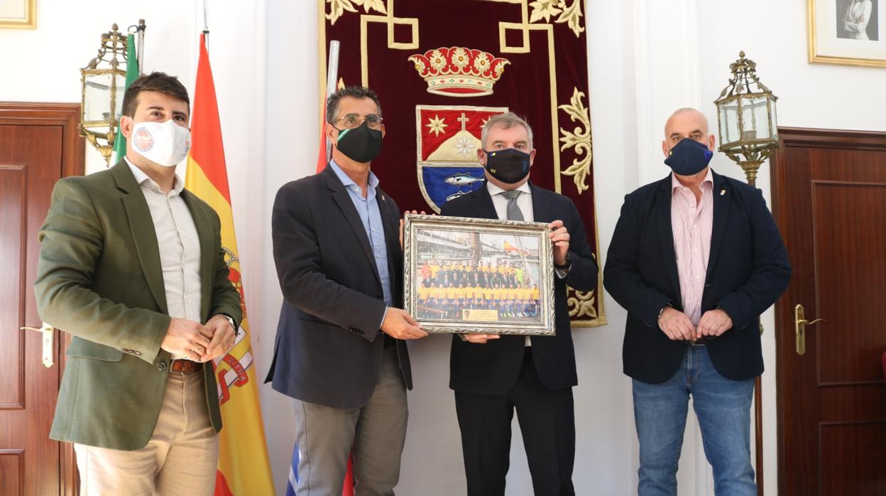 Manuel Vizcaíno recibió una placa conmemorativa en Barbate