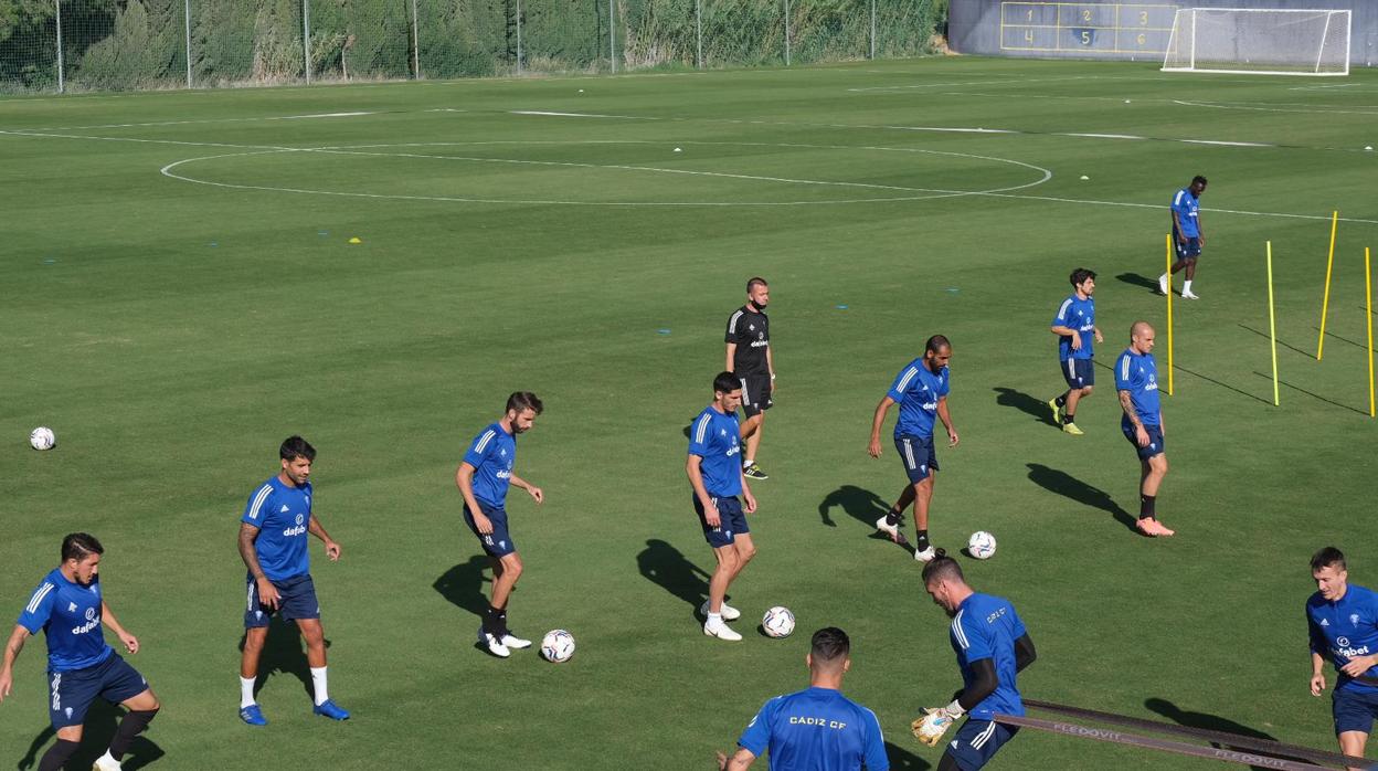 Los jugadores del Cádiz CF en un entrenamiento