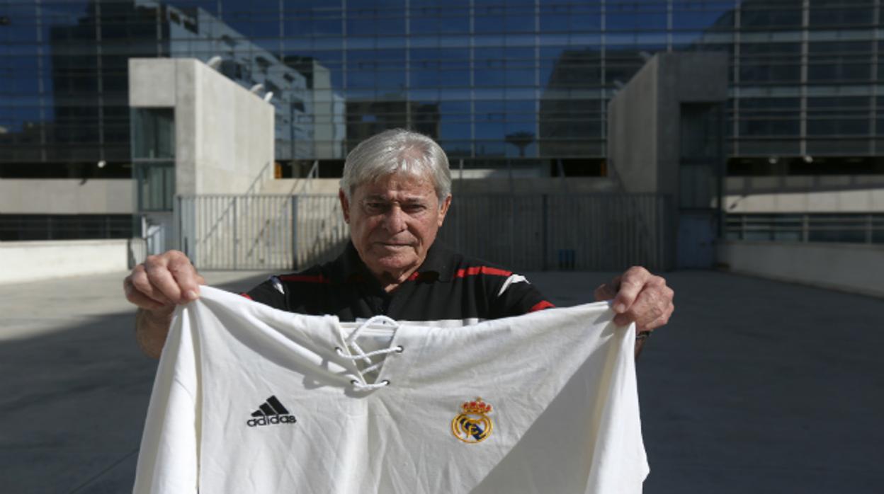 Manolín Bueno posa con la camiseta del Madrid hace unos años delante del Estadio Carranza