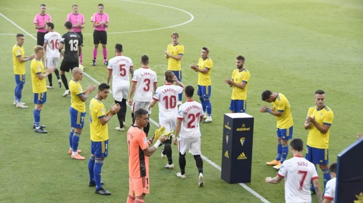 El Cádiz CF hizo el pasillo de honor al Sevilla en la tercera jornada de LaLiga en Carranza