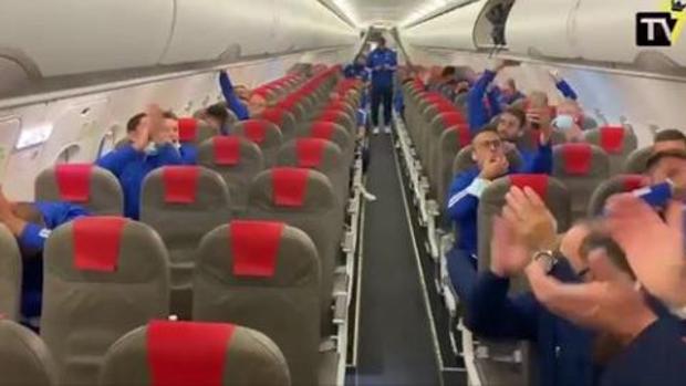 Los jugadores cantan «Me han dicho que el amarillo» en el avión de vuelta