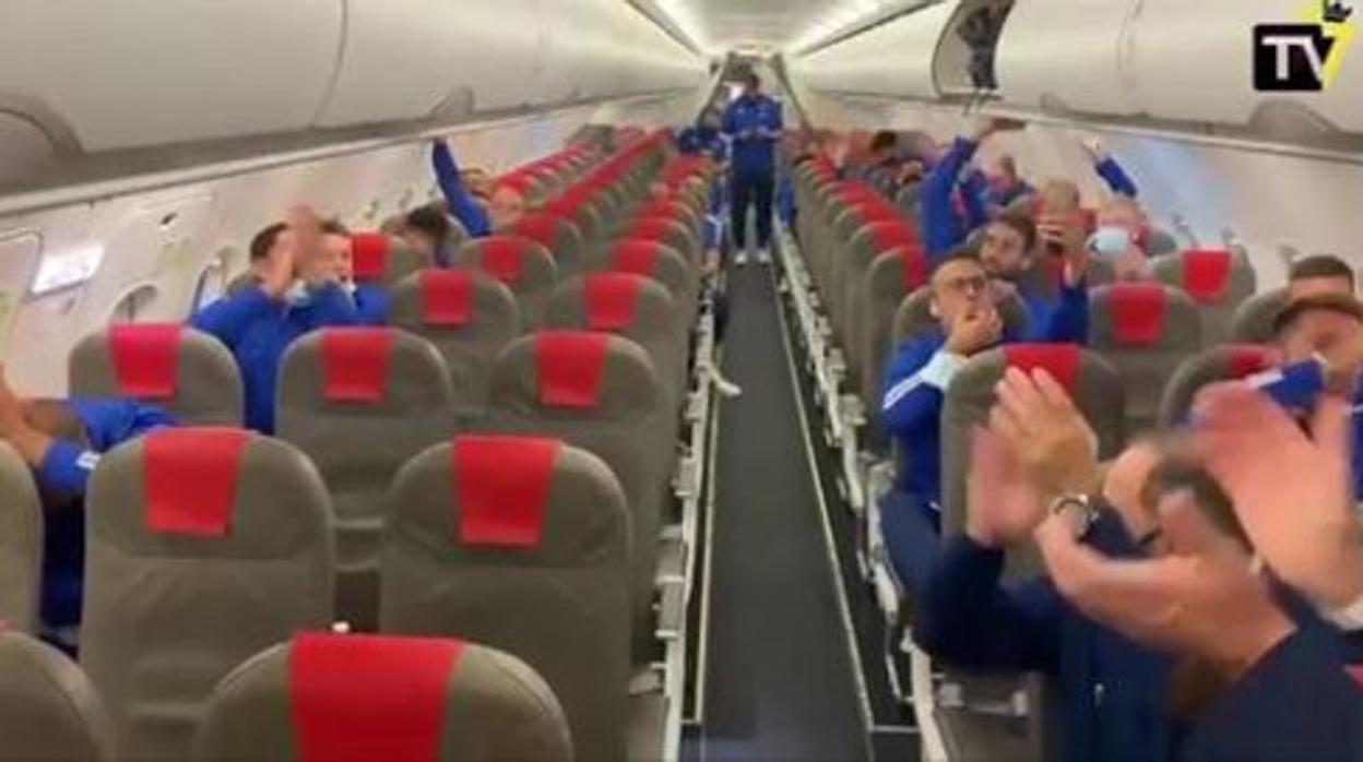 Los jugadores cantan «Me han dicho que el amarillo» en el avión de vuelta