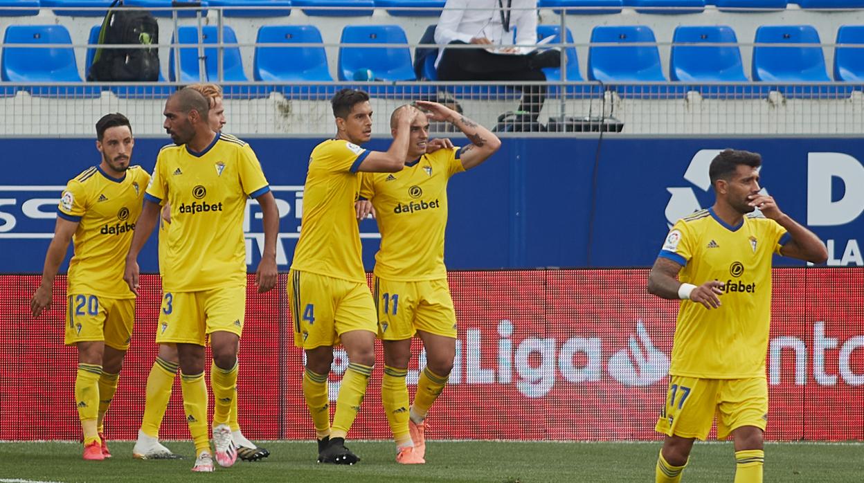 Celebración del gol de Pombo en Huesca.