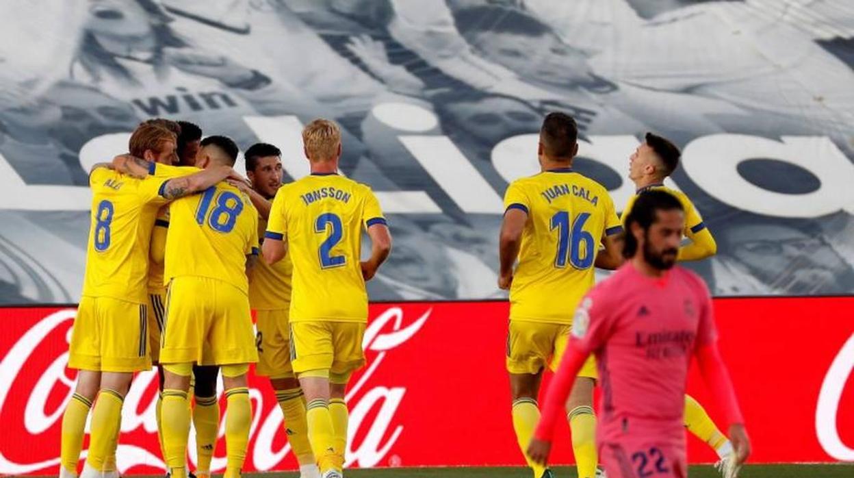 Los jugadores del Cádiz CF celebran el gol de Lozano