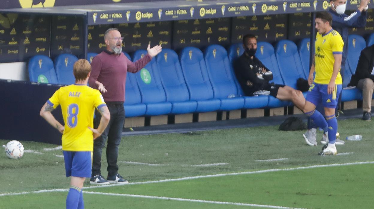 Cervera da instrucciones desde el banquillo