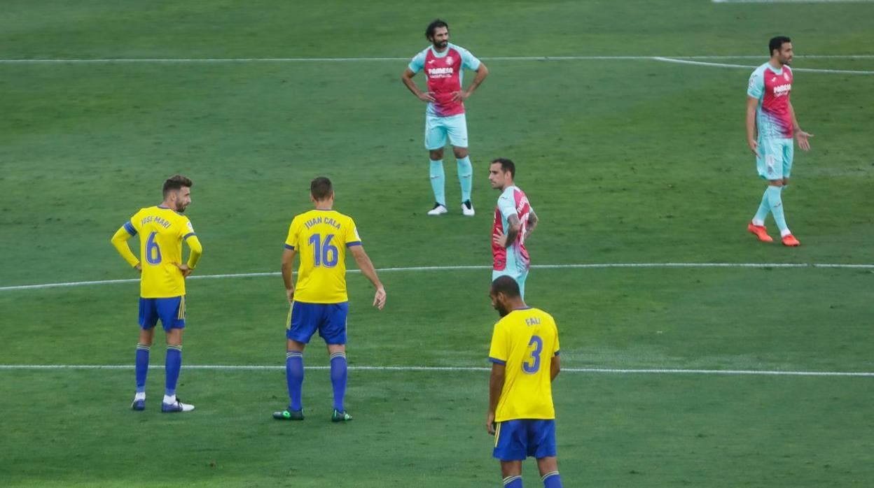 Los jugadores del Cádiz ante el Villarreal