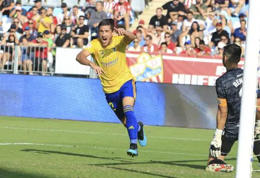 Pacha Espino marcó el gol decisivo en Almería que llevó al Cádiz CF a la primera plaza.