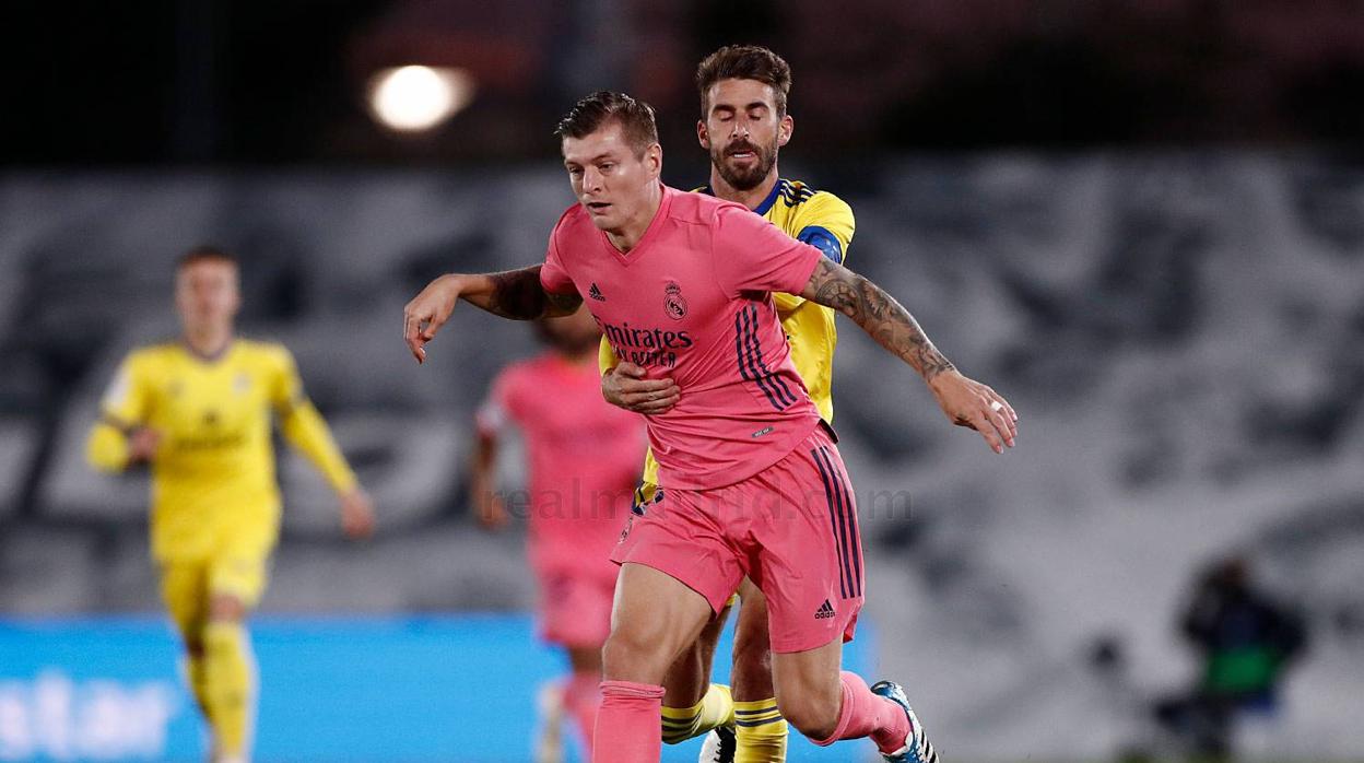 Toni Kroos y Jose Mari corren a por un balón.