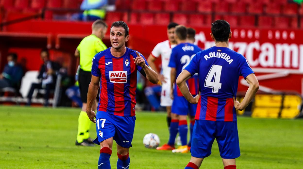 El pichichi del Eibar dialoga con Oliveira en el partido ante el Sevilla.