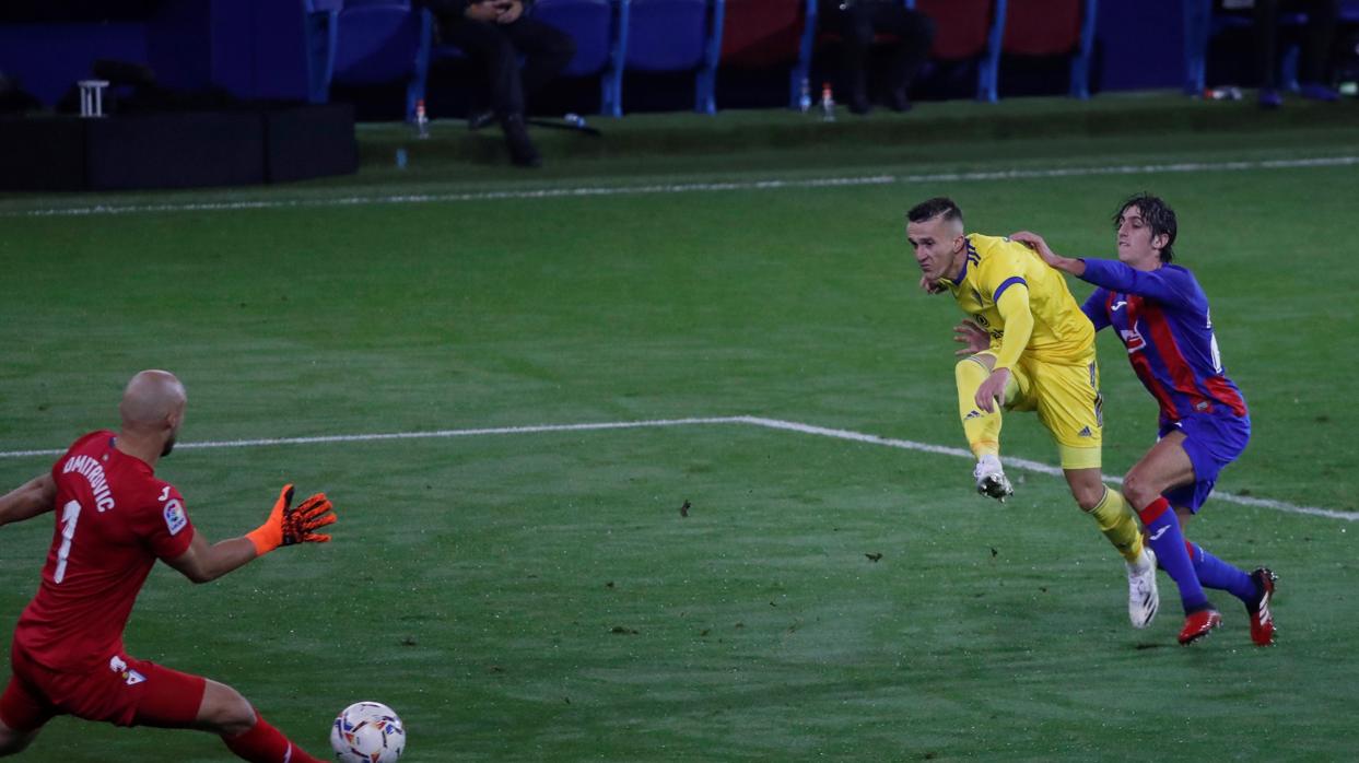 Momento en el que Salvi bate al meta del Eibar.