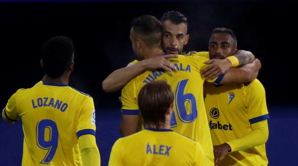 Negredo celebra el gol con sus compañeros.