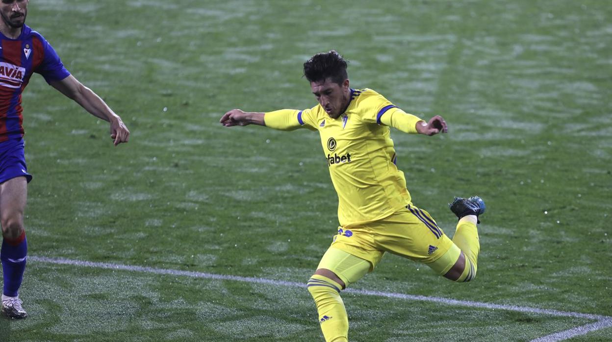 Espino en un partido con el Cádiz CF