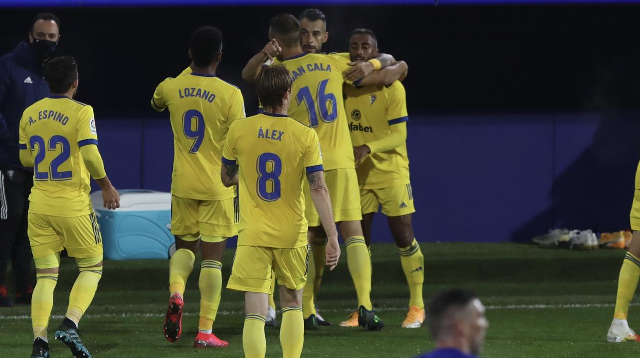 Los jugadores del Cádiz celebran el gol de Negredo