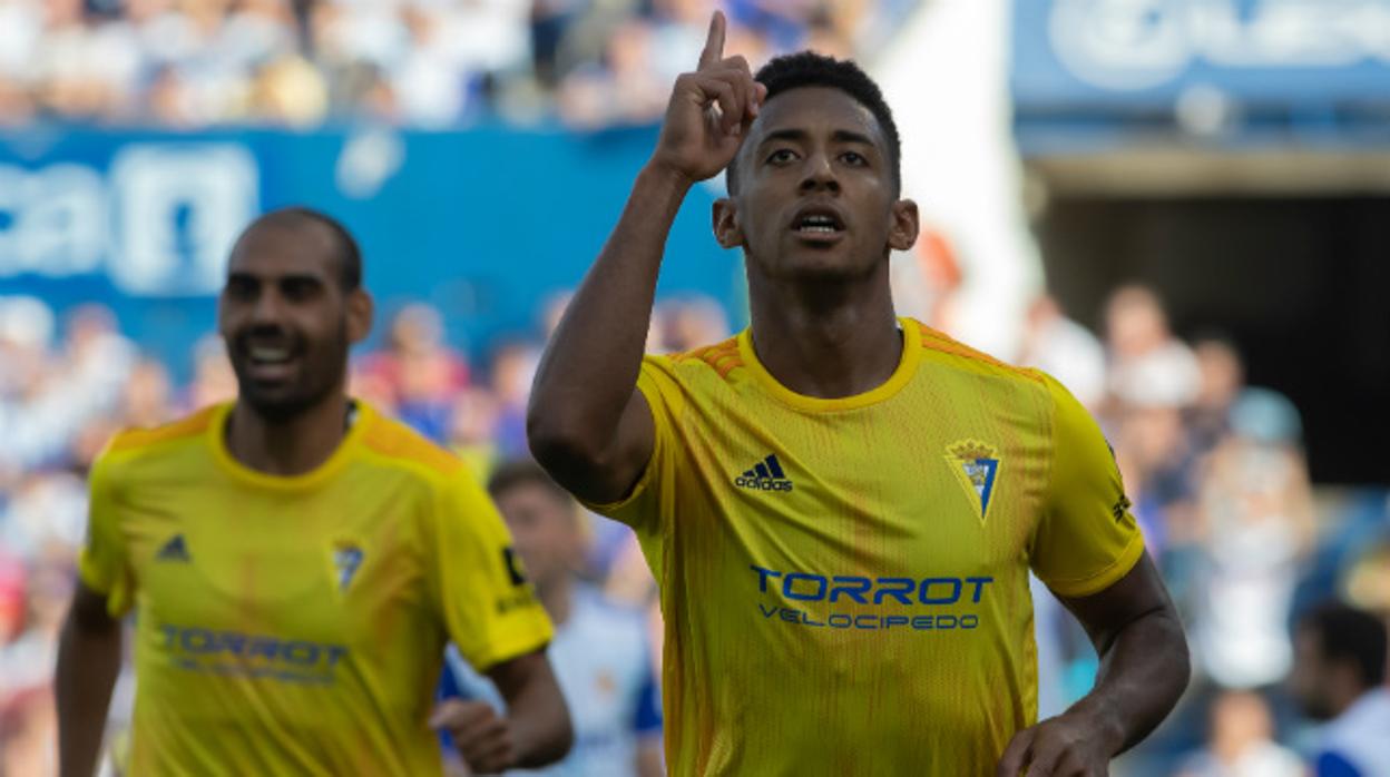 Choco Lozano celebra un gol con el Cádiz