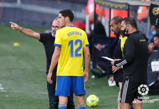 Yann Bodiger recibe las instrucciones de su entrenador Álvaro Cervera durante un encuentro.