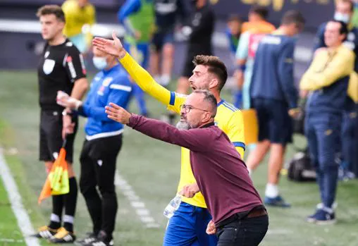 El técnico cadista junto a José Mari durante el partido contra el Villarreal, con Emery al fondo.