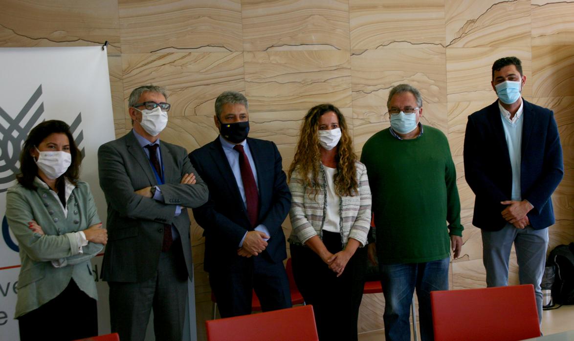 Foto de familia tras la firma del convenio en el edificio Hospital Real