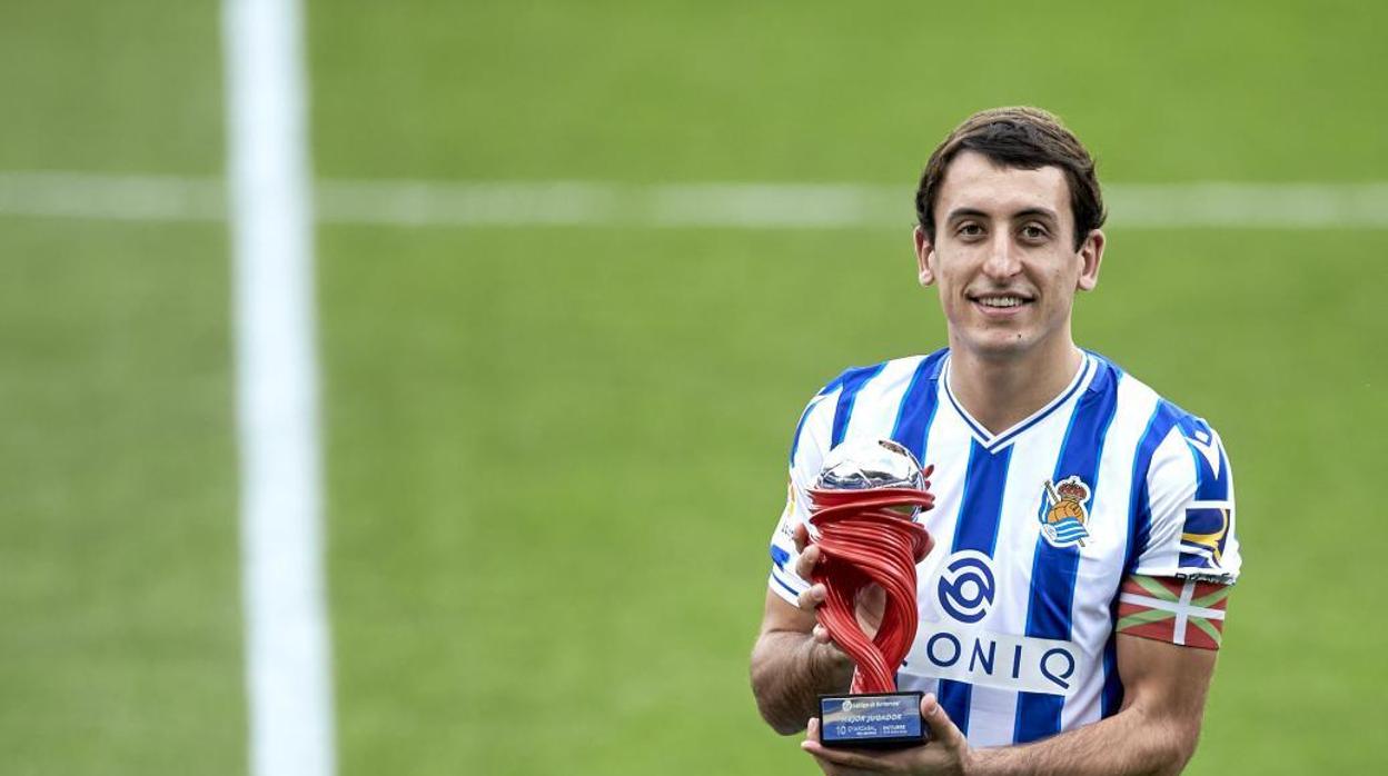 Mikel Oyarzabal recibió el premio de LaLiga al mejor jugador de Primera en el mes de octubre.