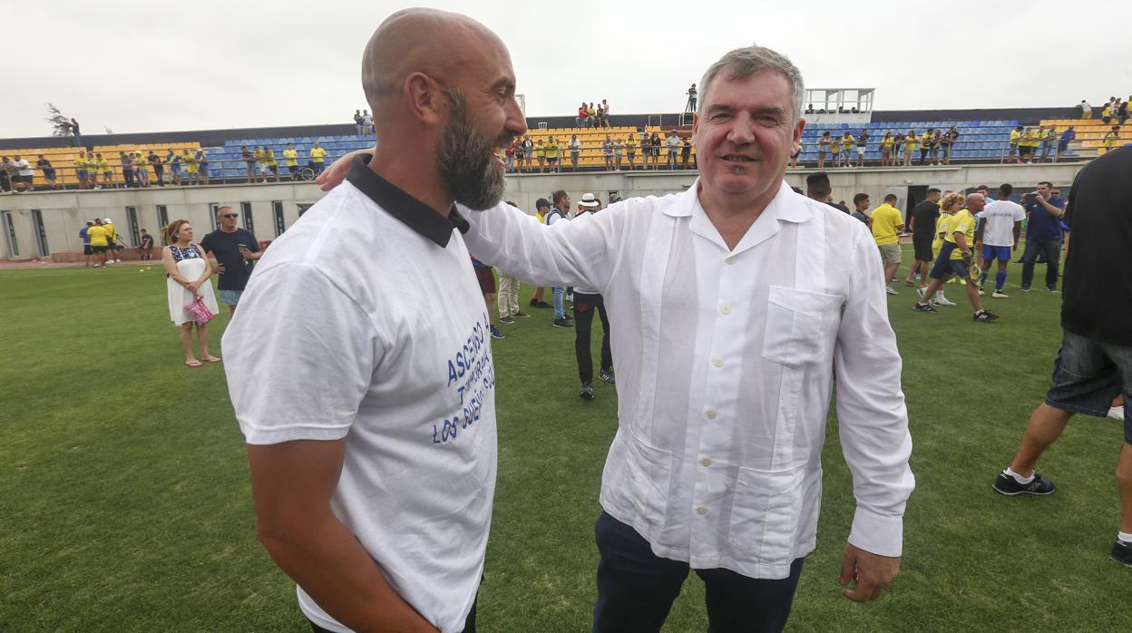 Manuel Vizcaíno en El Rosal junto a Raúl López.