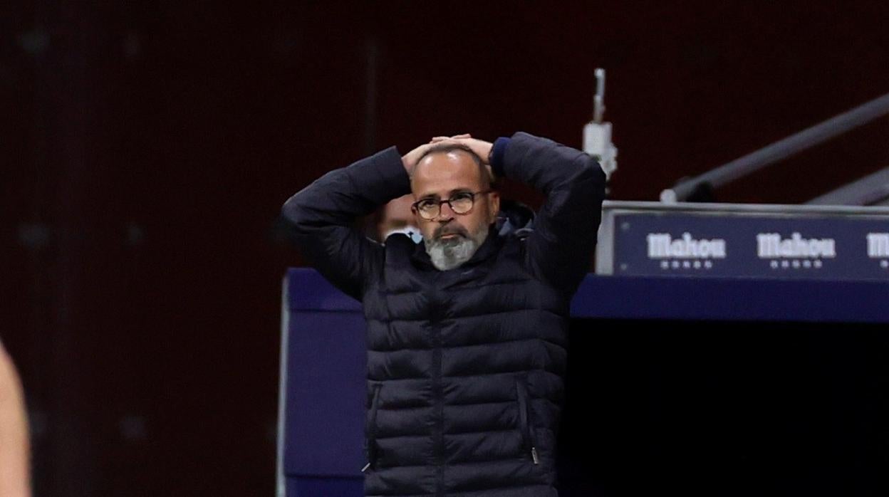 Álvaro Cervera se echa las manos a la cabeza en el partido ante el Atlético de Madrid.