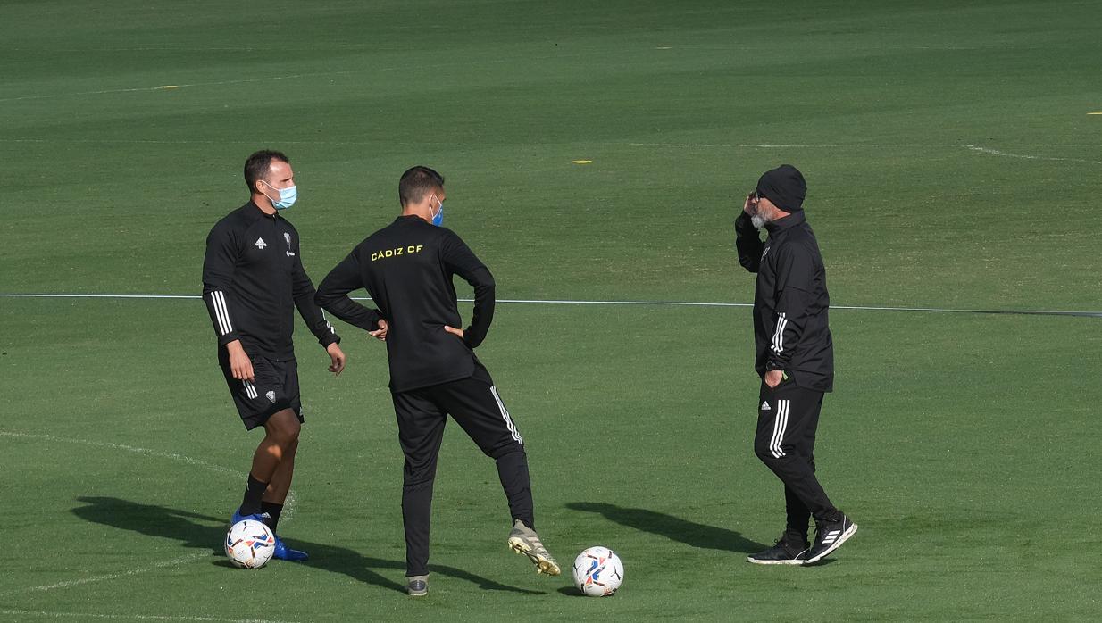 Cervera y Perera, junto a Servando, en un entrenamiento.