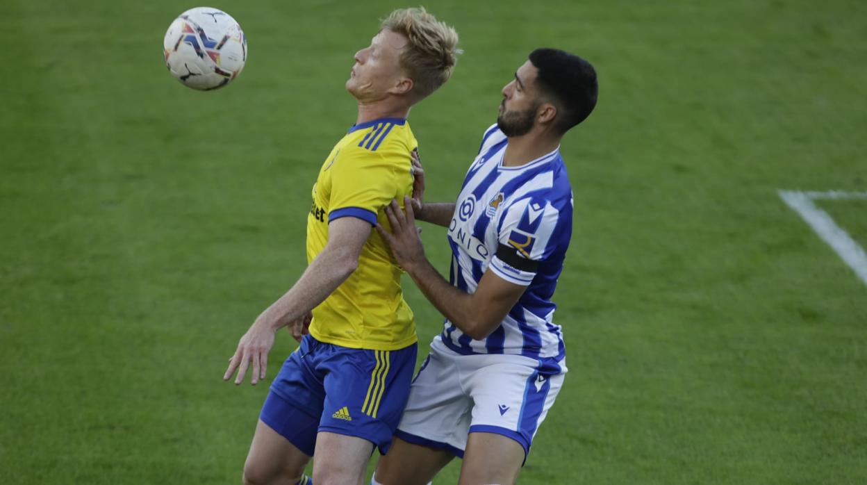 Jonsson defiende un balón ante la presión de Mikel Merino.