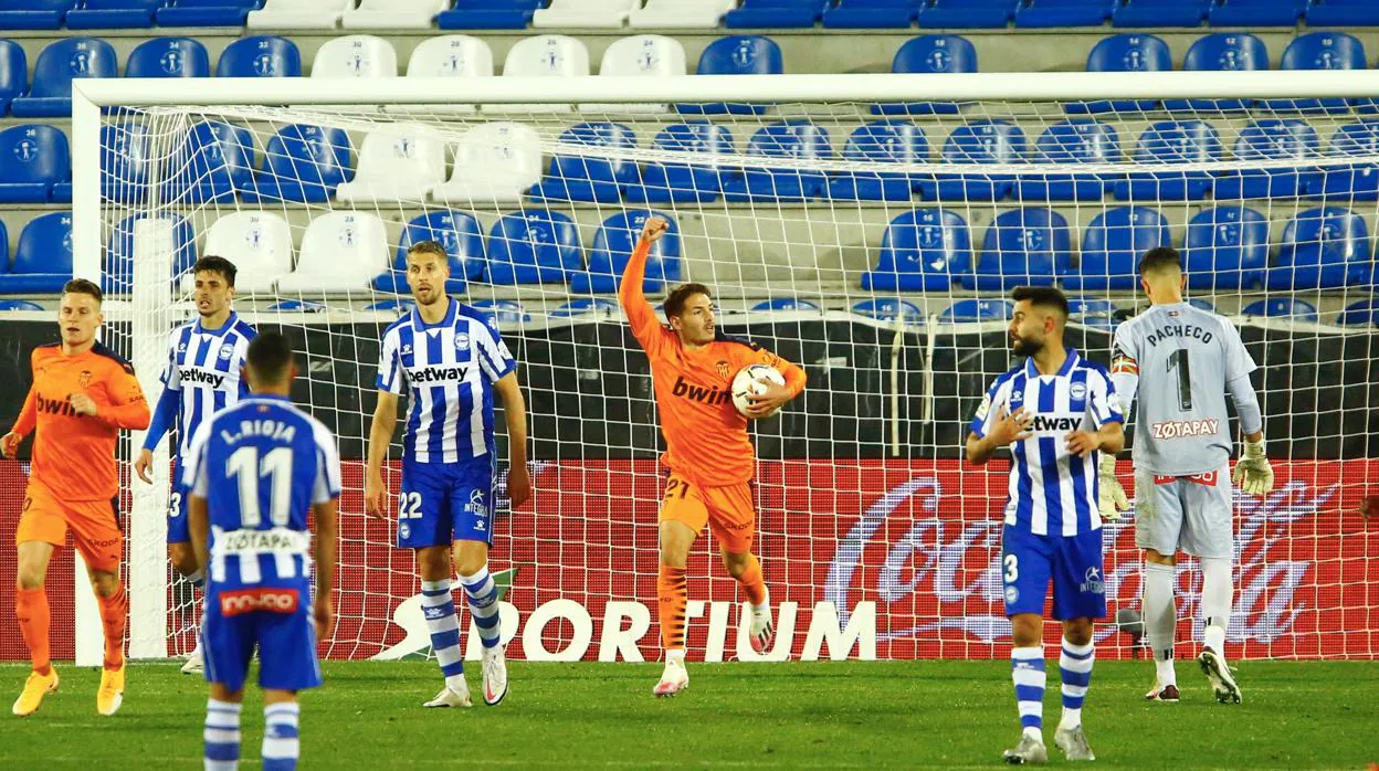 Manu Vallejo celebra el gol marcado al Alavés.