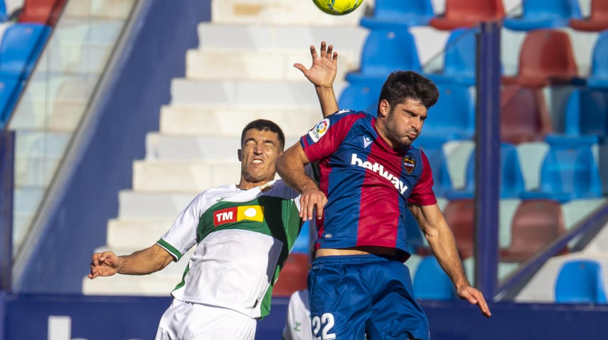 El defensa ha disputado 158 minutos esta temporada con el Elche.