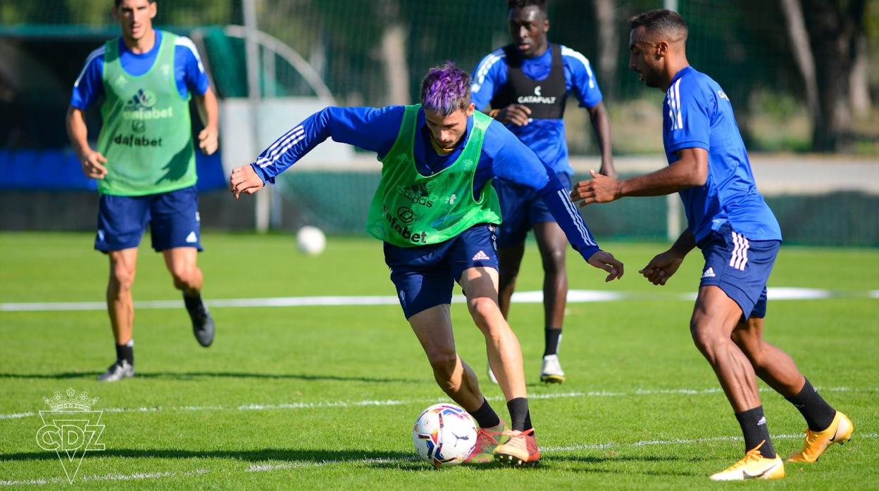 Nieto en un entrenamiento con el primer equipo del Cádiz CF.