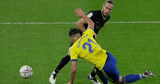 Álvaro Giménez adelantó al Cádiz CF ante el Barça.