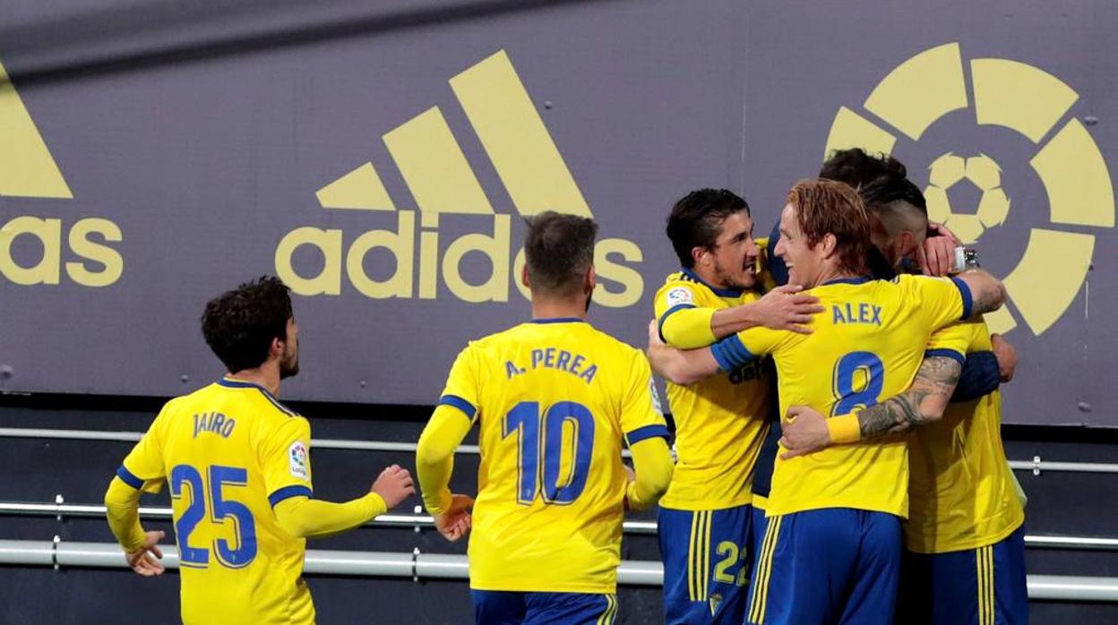 Los jugadores del Cádiz celebran un gol ante el Barcelona