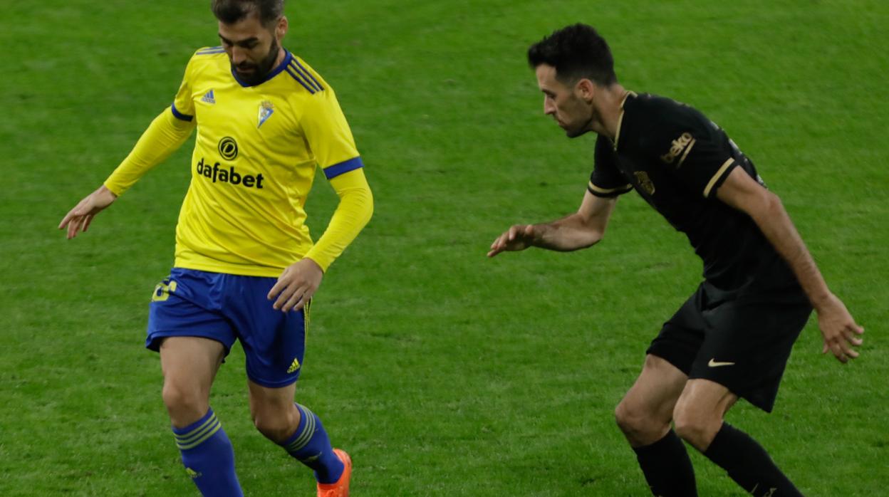 Perea junto a Busquets en el Cádiz - Barcelona.