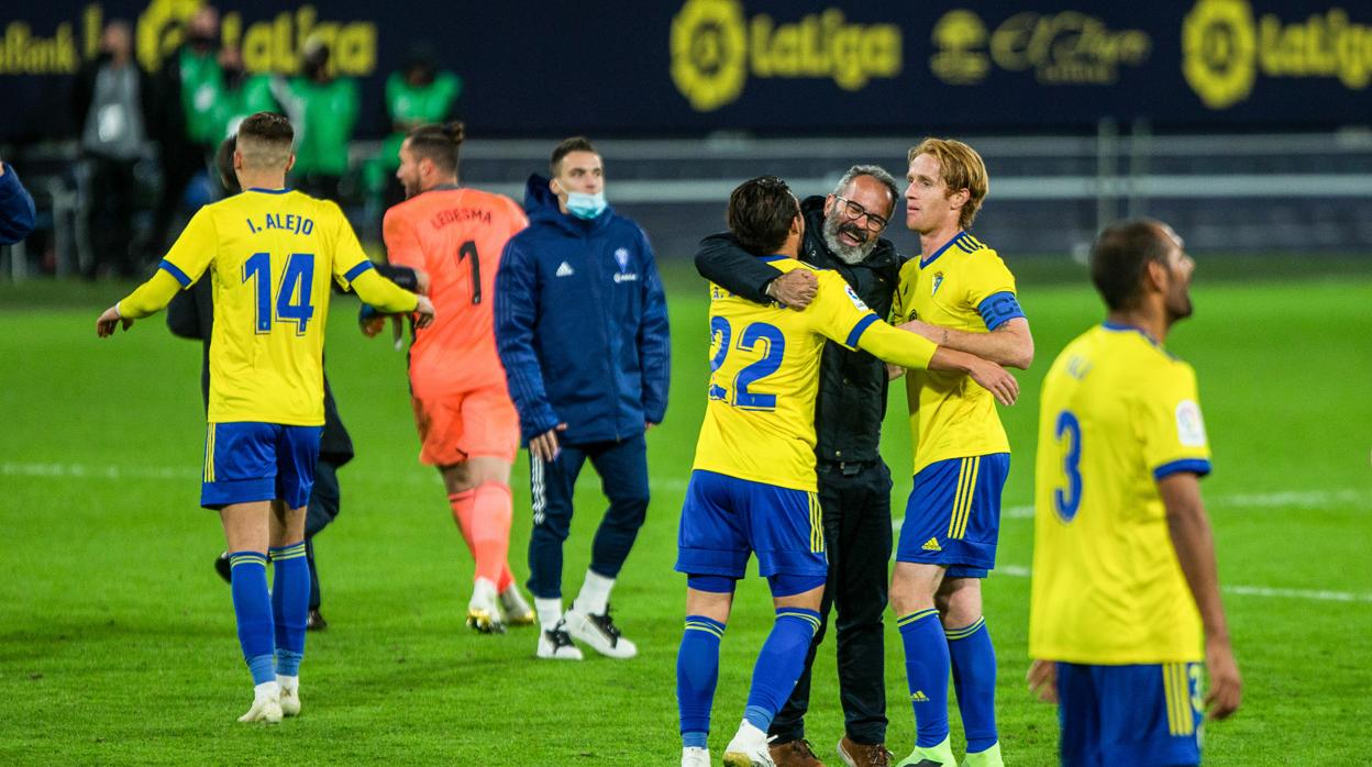 Álvaro Cervera abraza a Pacha Espino y Álex al final del partido contra el Barcelona.