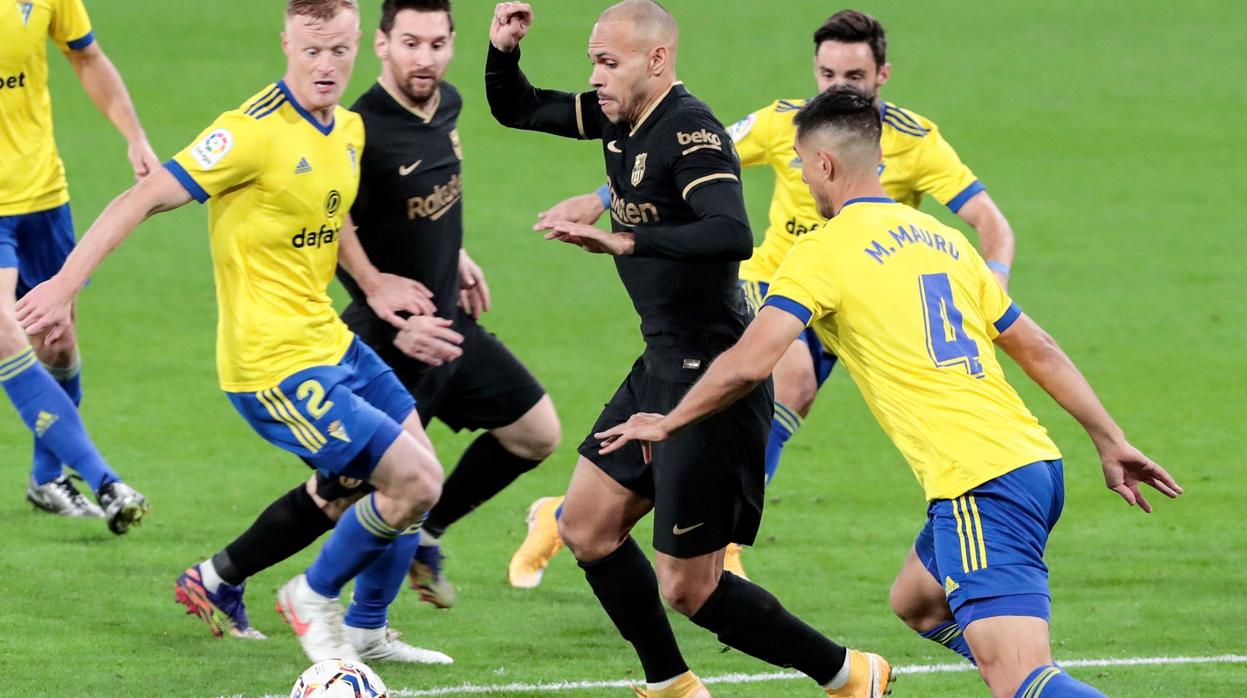 Jonsson, Marcos Mauro e Iza presionan a Braithwaite en el partido ante el Barcelona.