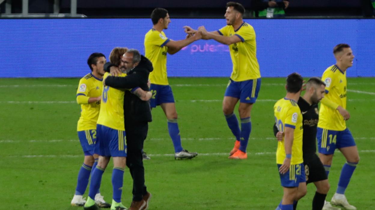 Cervera celebra la victoria ante el Barça con sus jugadores