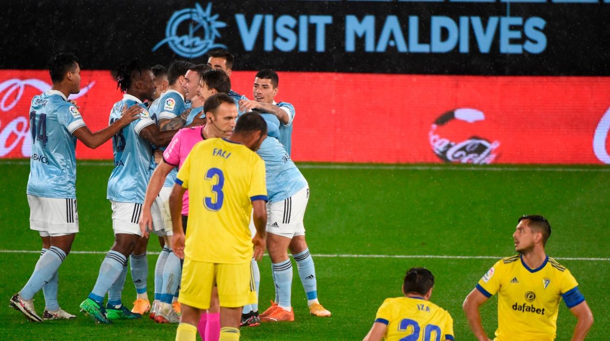 Los jugadores del Celta celebran un gol