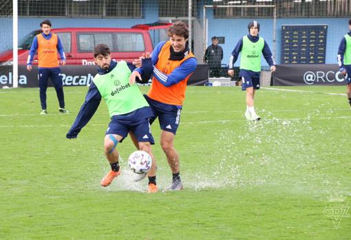 Jairo y Baró luchan por un balón en A Madroa