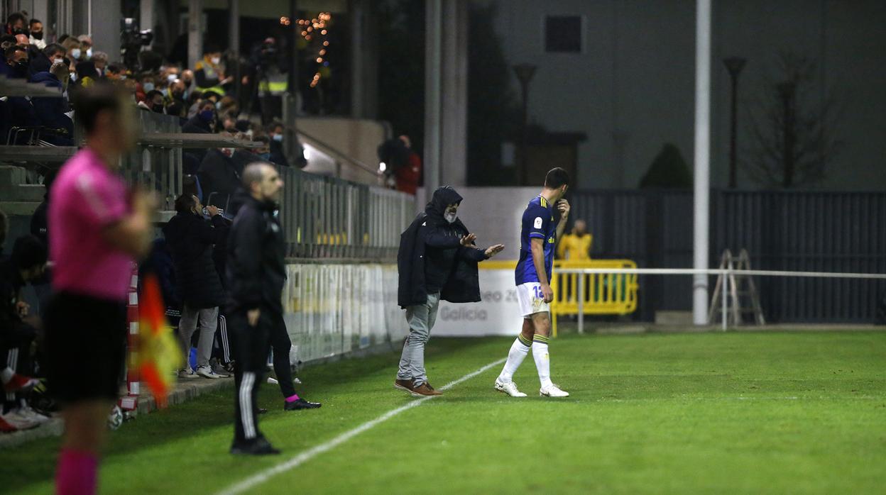 Bodiger recibe órdenes de Cervera en el partido de Copa.