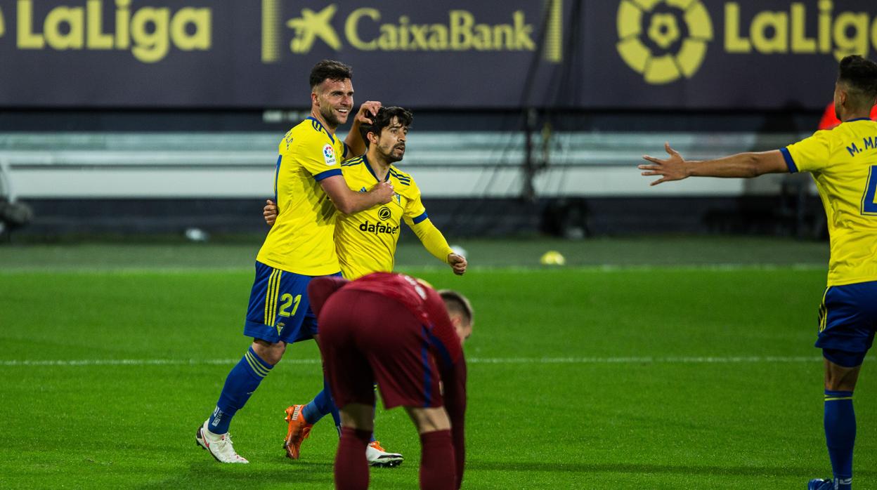 Álvaro Giménez y Jairo celebran un gol ante el Barcelona.