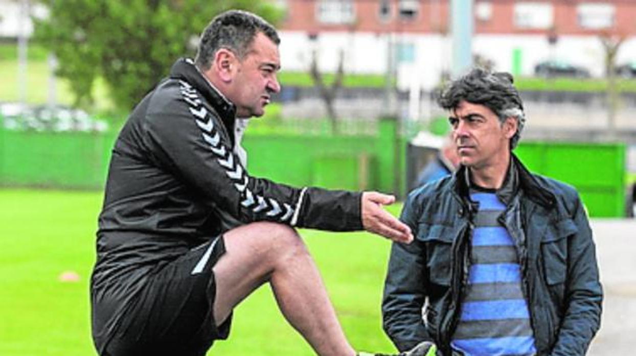 Pepe Aguilar (d) habla con Carlos Pouso durante un entrenamiento del Racing de Santander.