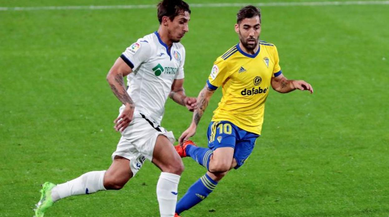 Alberto Perea ante un jugador del Getafe.