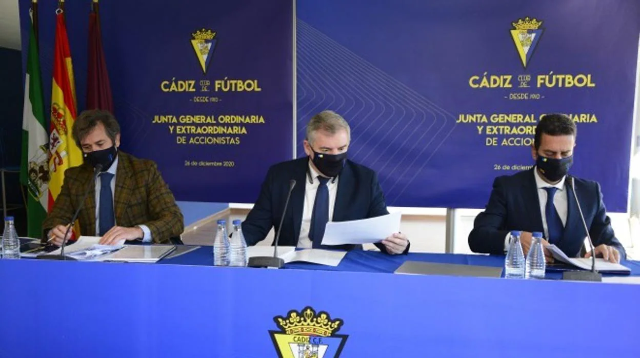 El presidente del Cádiz CF, Manuel Vizcaíno presidiendo la junta de accionistas del club.
