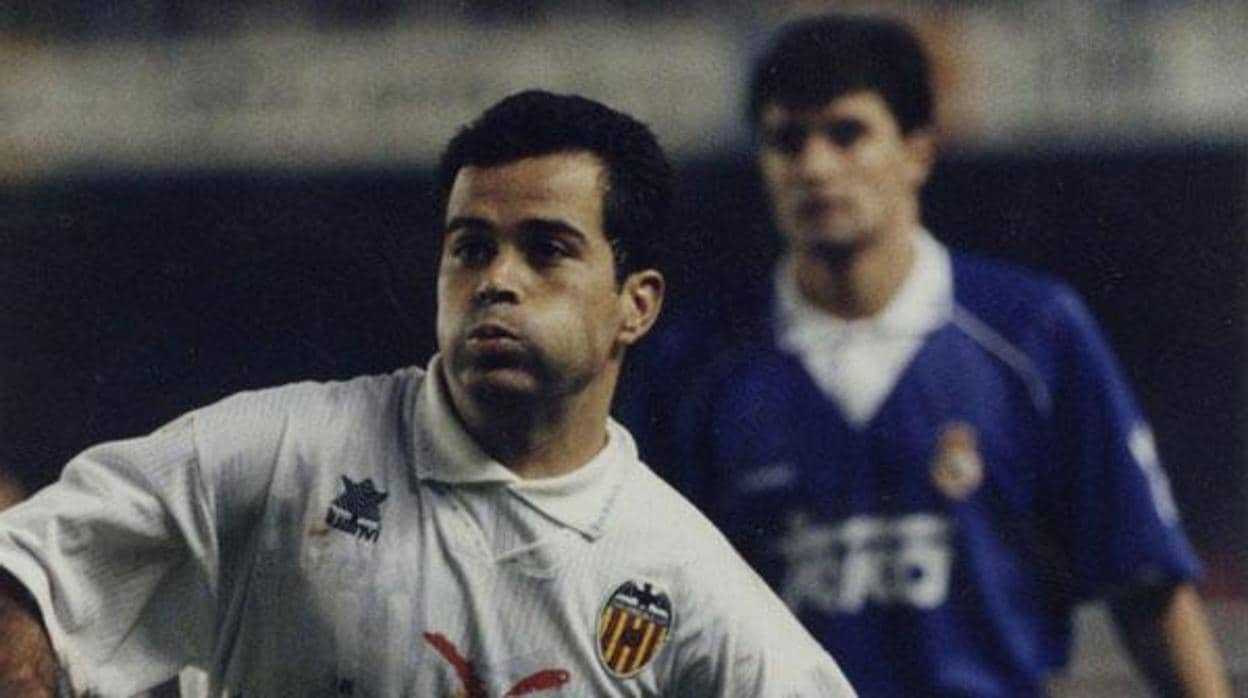 Cervera, como jugador estuvo tres temporadas en el Valencia.