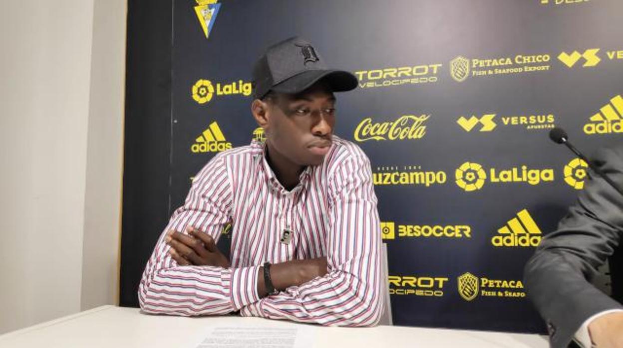 Momo M'baye, durante la rueda de prensa que dio el club para alegar contra la sanción FIFA.