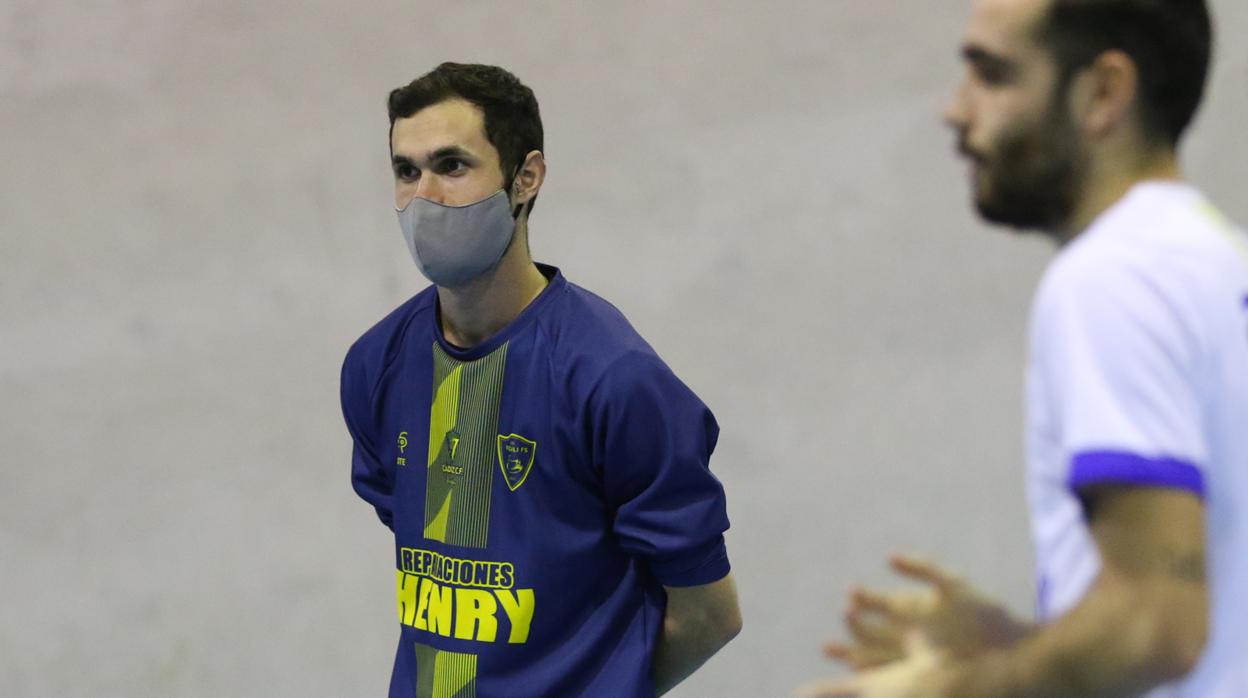 Un técnico del equipo panadero en un entrenamiento.