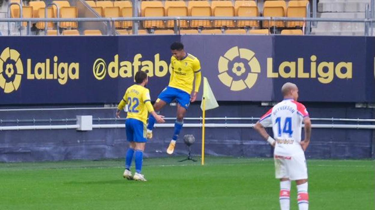 Choco Lozano y Pacha Espino celebran el segundo gol del Cádiz.