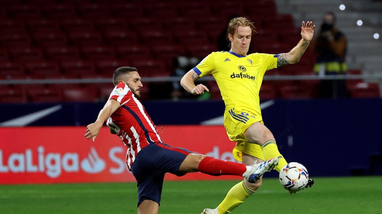 Álex Fernández y Koke en la primera vuelta jugada en el Wanda.